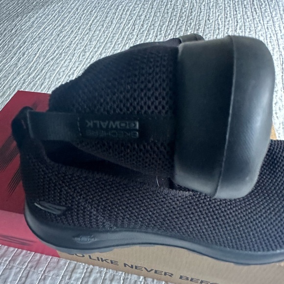 Skechers Women's Go Walk Sneaker slip on sneakers. Size 7 - Picture 5 of 12